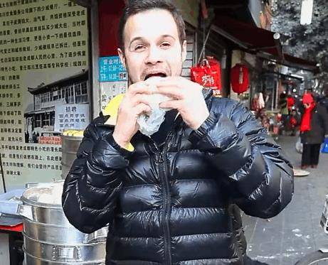 外国人包子怎么吃