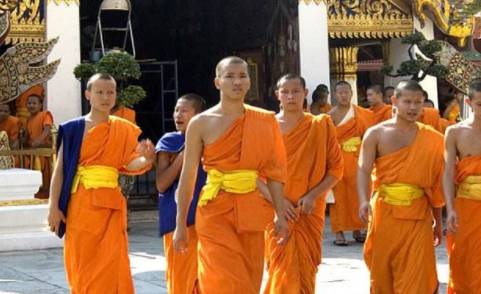为什么泰国的僧人出家时，除了剃头还要把眉毛剃了？导游说出实情