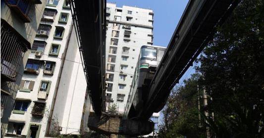 揭秘重庆网红“穿楼列车”：从内部车辆穿越大楼，果然与众不同！