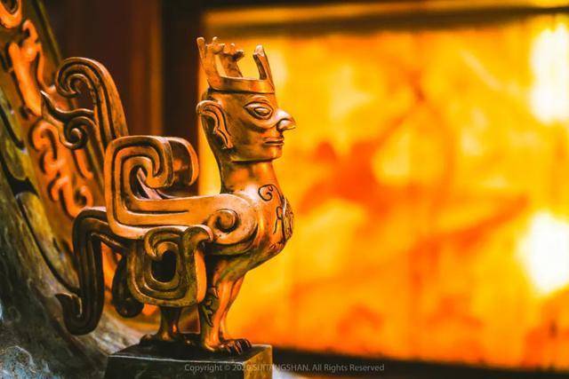 三星堆五号坑出土金鸟,它应是服装的饰品,坑中还有什么"秘密"