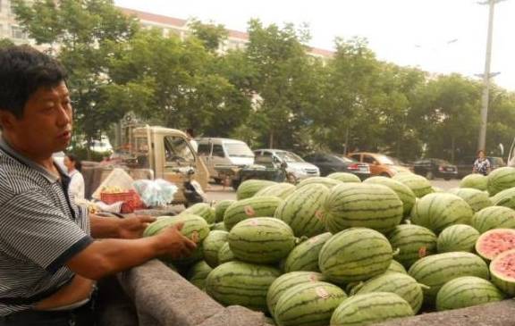 一位日本游客在中国买西瓜“遭拒”？网友：我们都是整个买！