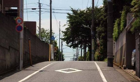 一向严谨的日本人，街道上的电线却非常的乱，答案其实很简单