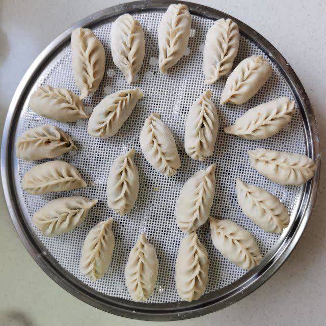 荠菜蒸饺皮薄馅香味道鲜美