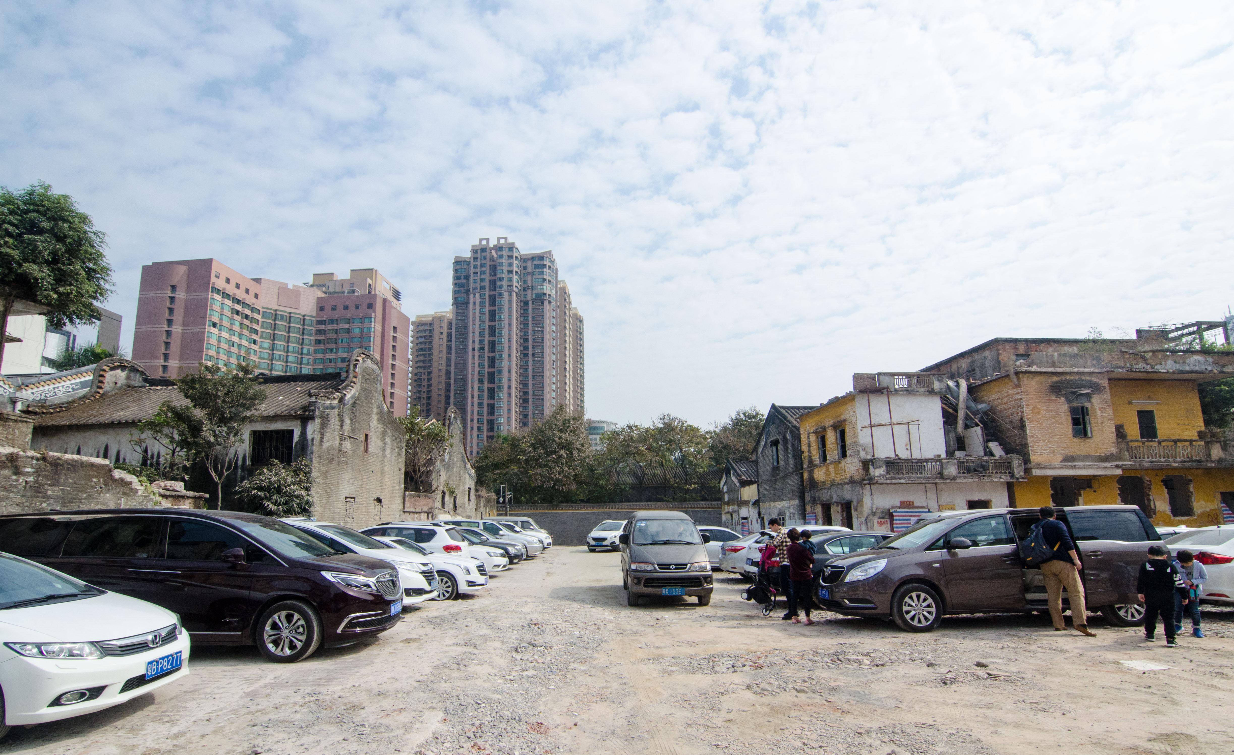 上海人去佛山旅游，在4A级景区停车，游客：见过最破的停车场