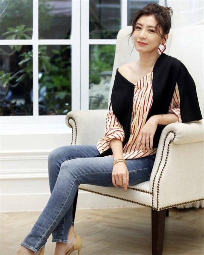 贾静雯俏皮有个性,穿紧身抹胸裙配长筒靴,手套只戴1只