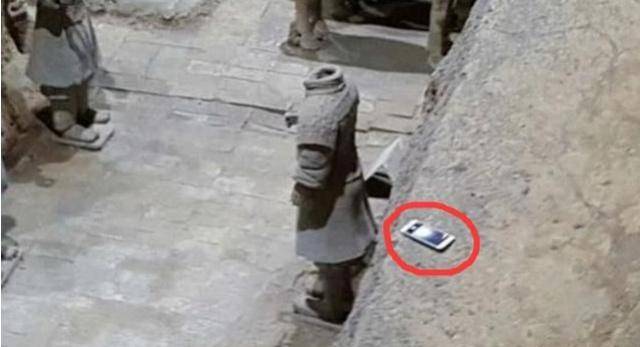 去参观秦始皇兵马俑时，千万要看住手机，导游：小心成为“文物”