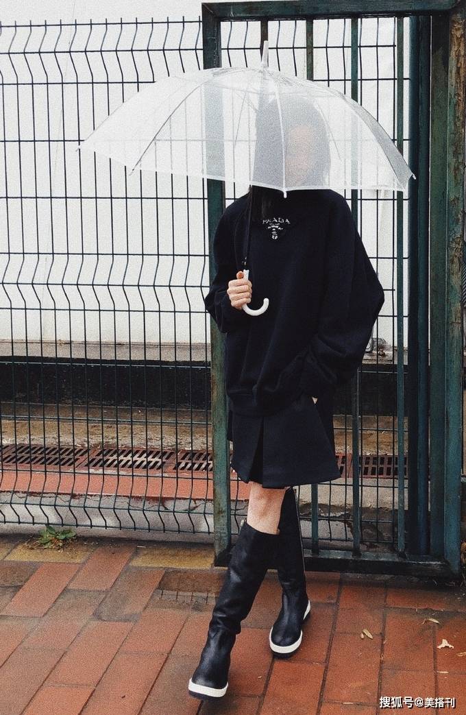 董洁周末晒最新私服 卫衣短裙配高筒靴又酷又美 气质身材都超好 黑色