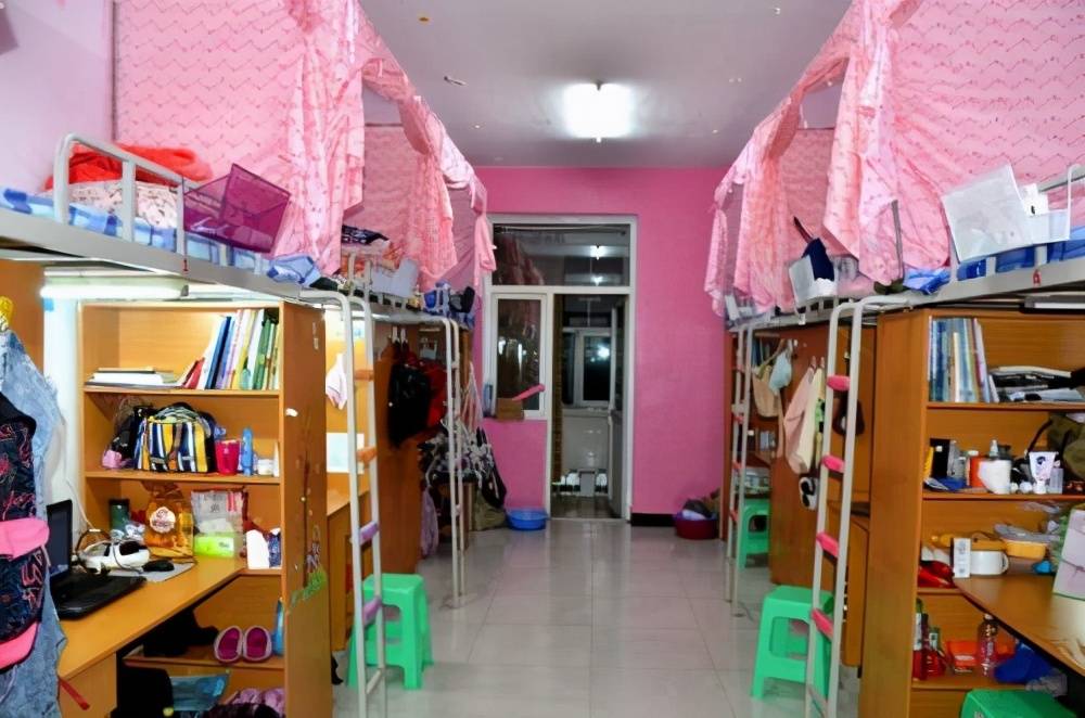 男宿管两次闯女生宿舍,惹怒女生,争执中宿管称:取消你入住资格