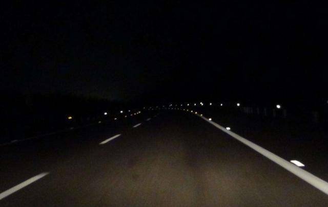 晚上在高速公路开车能开近光灯吗?老司机:看完你就明白了