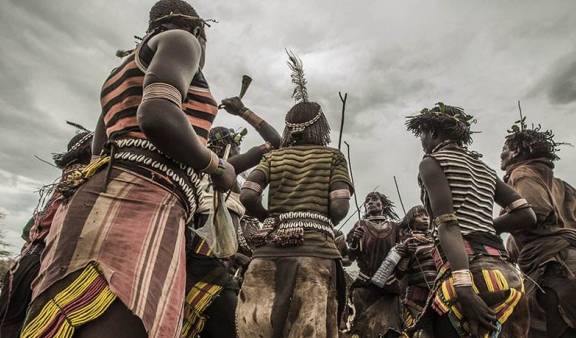 世界上最原始的部落,至今依然坦诚示人,可却无人敢靠近