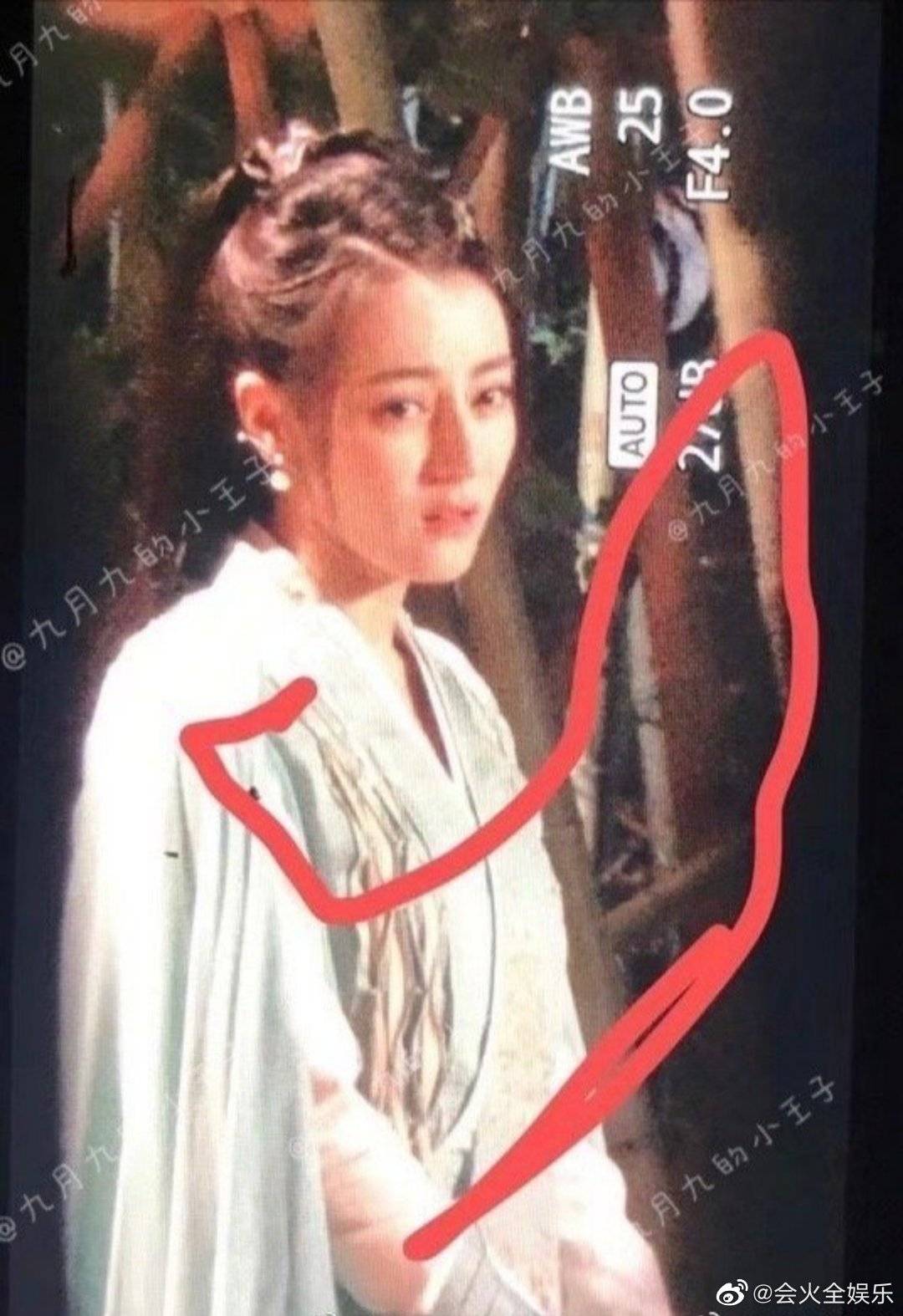 迪丽热巴和赵露思最新路透，哪个女主让你对剧更有兴趣？你期待吗