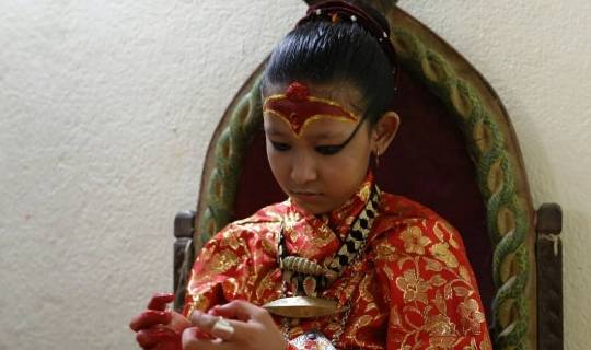为何尼泊尔“活女神”，国王见了也要下跪？导游说出猫腻