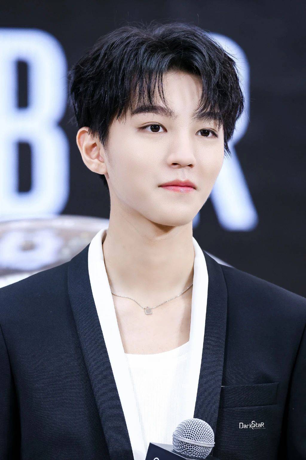 王俊凯壁纸:长长的睫毛微微掀动,这一刻的你犹如梦幻