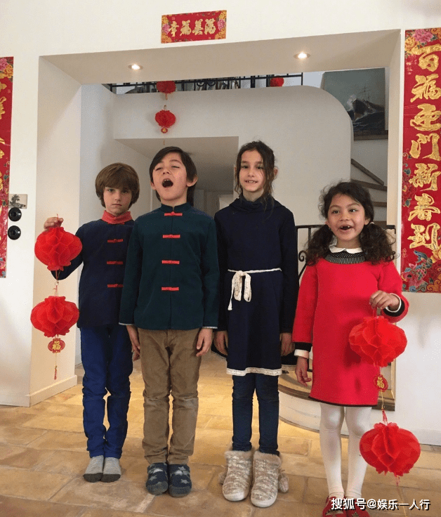 走进刘烨在法国的豪宅腾博游戏,客厅挂着春节对联,把