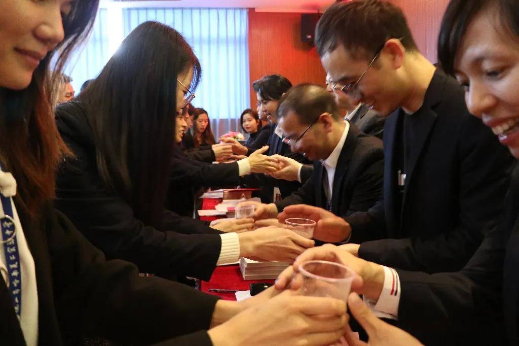 师徒结对，师道传承——岭南美中2020-2021学年度青蓝工程师徒结对仪式_徒弟