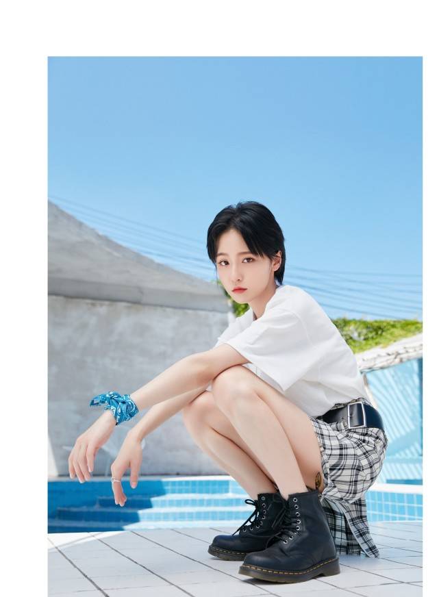 原创还记得诸葛大力吗穿白t恤格子裙甜美可爱像极了初恋