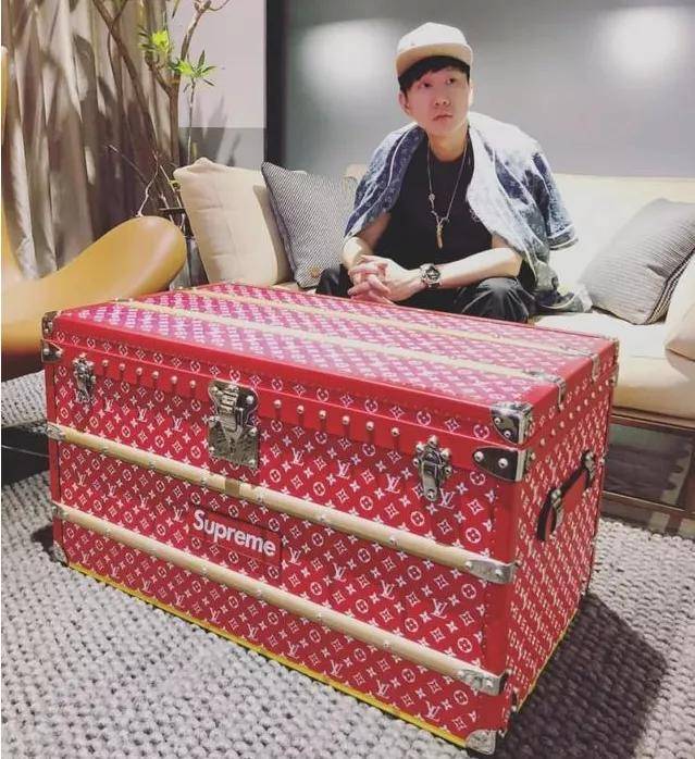 林俊杰晒4亿豪宅上热搜!一人住685㎡,客厅都看不到尽头