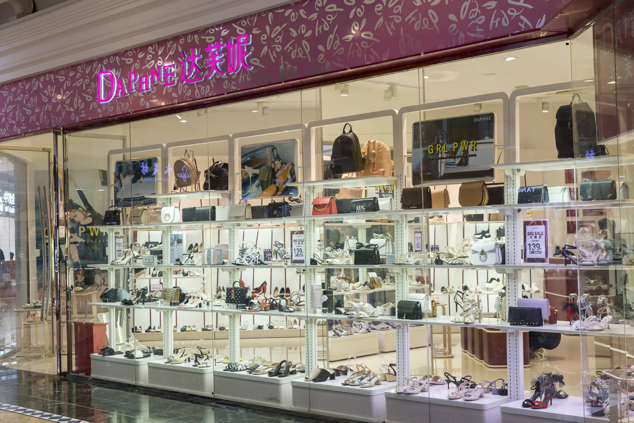 达芙妮大溃败：从遍地开花到关店9成 靠贴牌自