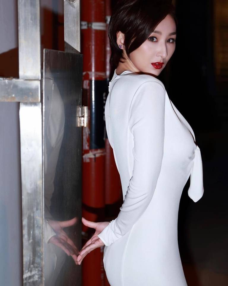 原创厉害tvb力捧内地花旦高海宁晒迷人s身材超高难度瑜伽动作获赞