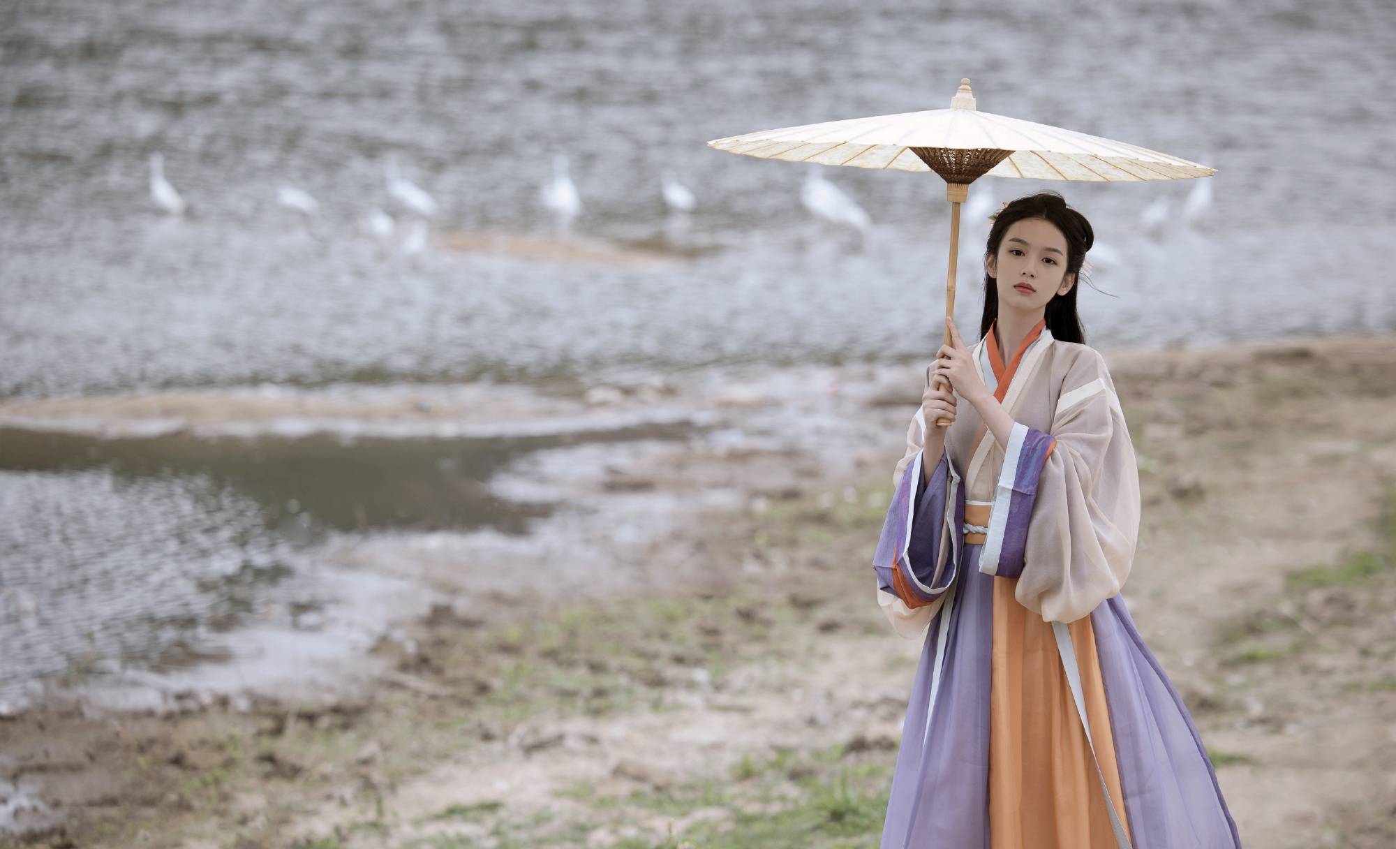 周也古装撑伞造型曝光 相比关晓彤出圈名场面 你更喜欢谁 电影