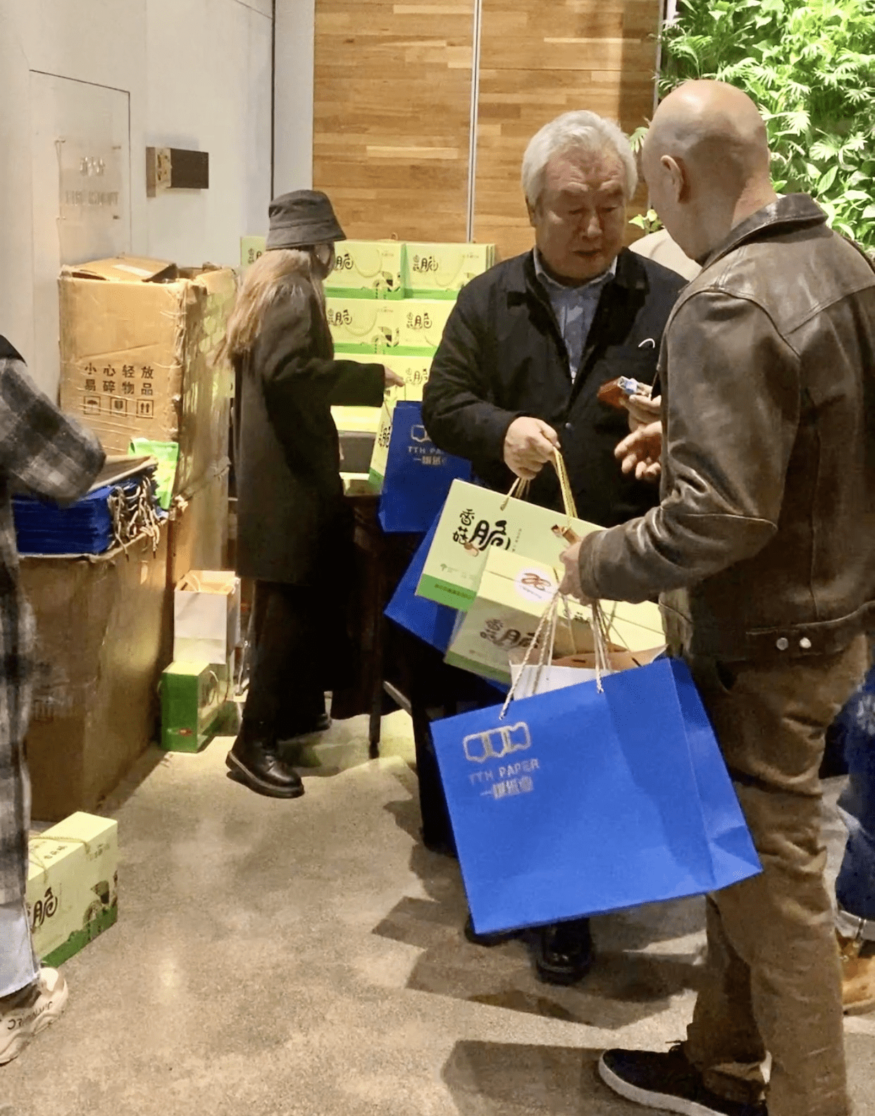 十堰铸邦文化推介家乡特产与张艺谋等电影人共襄盛举