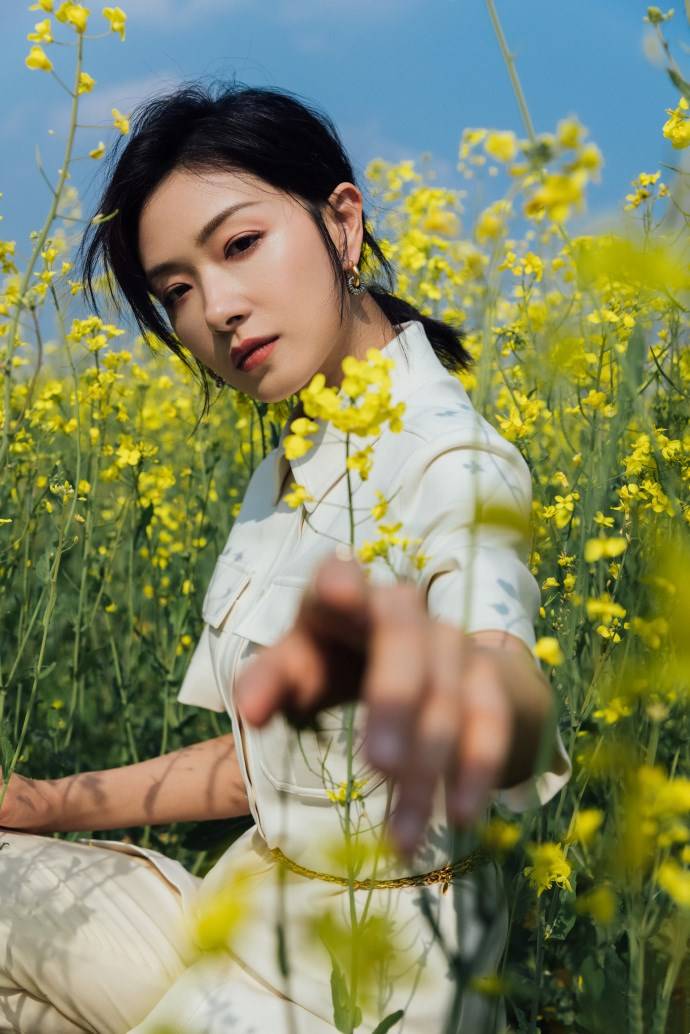 原创 万茜一身白色套装清新优雅,油菜花田里曼妙生姿,尽显春日美好