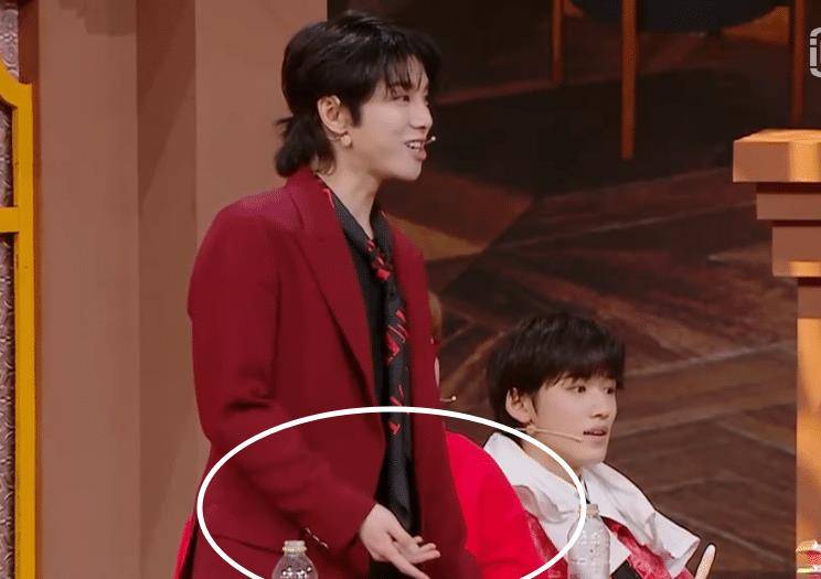 华晨宇张哲瀚精彩对唱,非专业歌手的区别,小细节中全暴露了