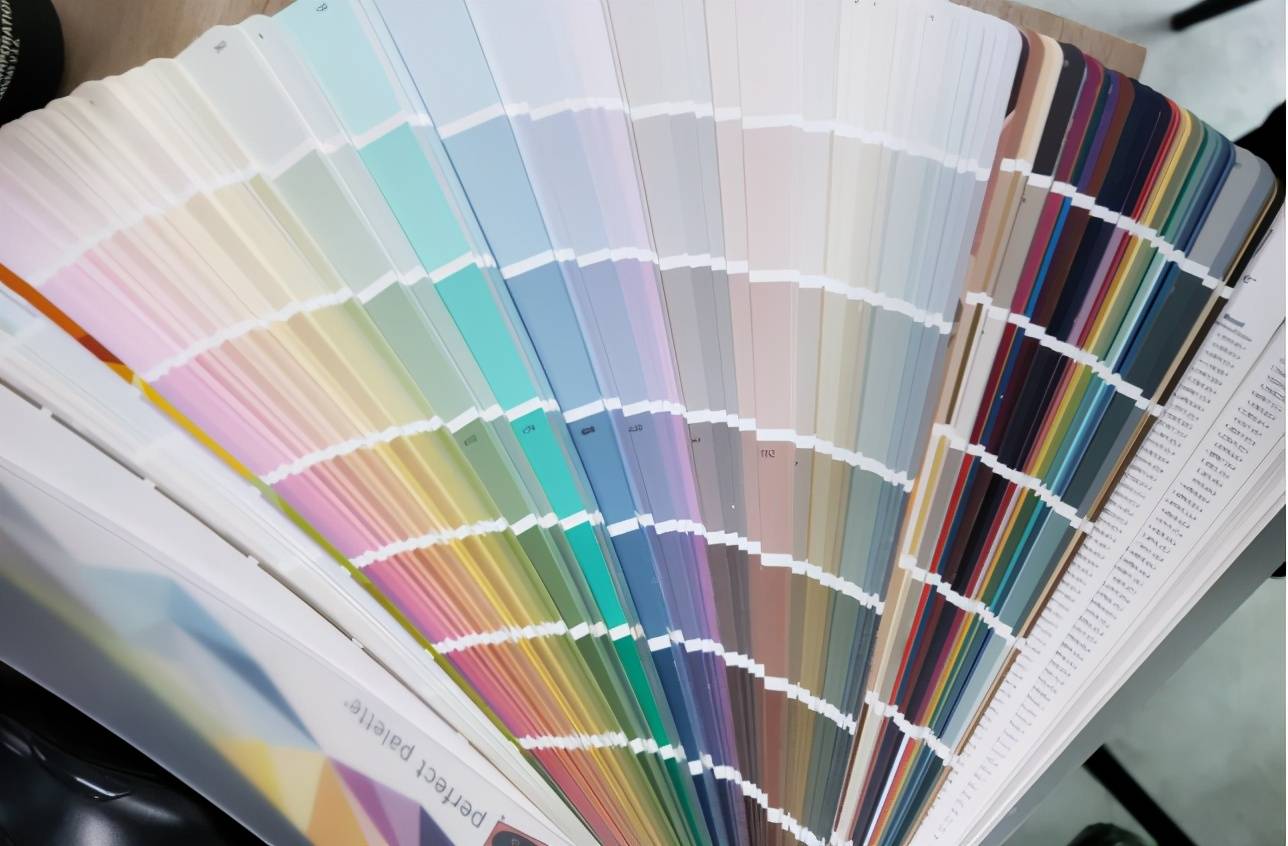 一堆色卡看到眼花,也没挑出适合自己家的风格,或者是一顿乱搭配,花里