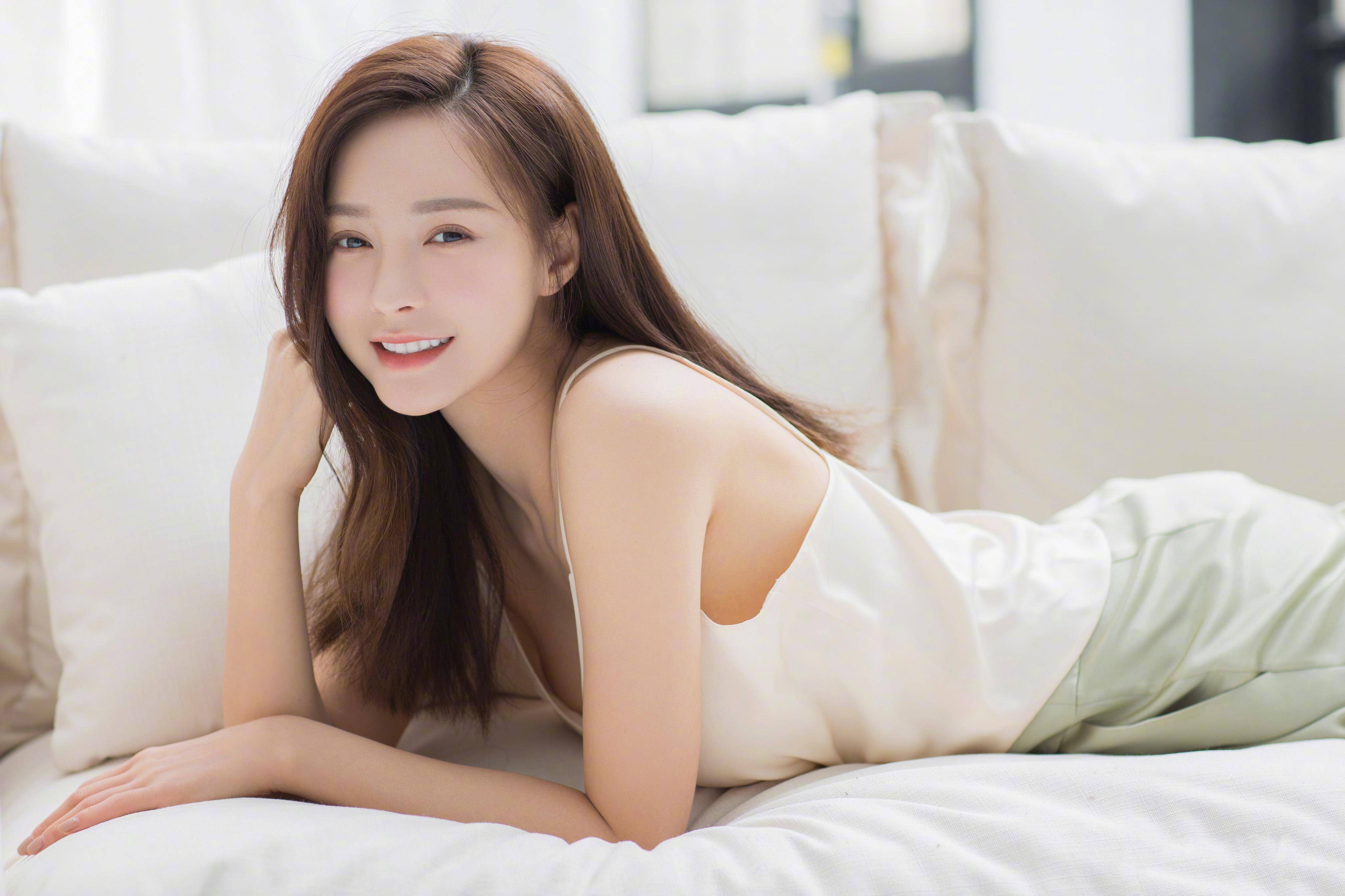 沈梦辰自拍照片网友呼这是她嘛这肤色黑跟煤炭一样