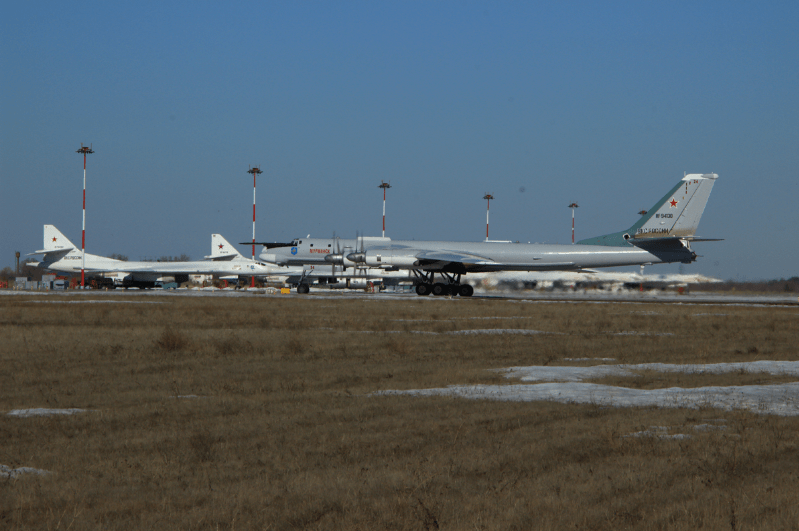 俄空军机场战机密布,多款重型战机升空演练!