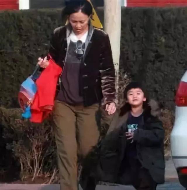 那英53岁状态太真实了,身材下垂严重,这肚子肉肉堆起好几层!