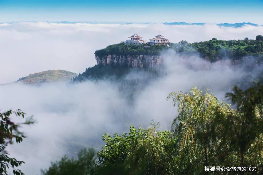 被誉为世界第五大地貌的沂蒙崮顶桃花盛开,穿汉服还免门票!