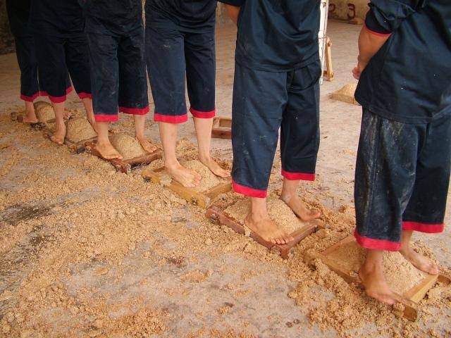 酱香型白酒少女踩曲,体重不过120