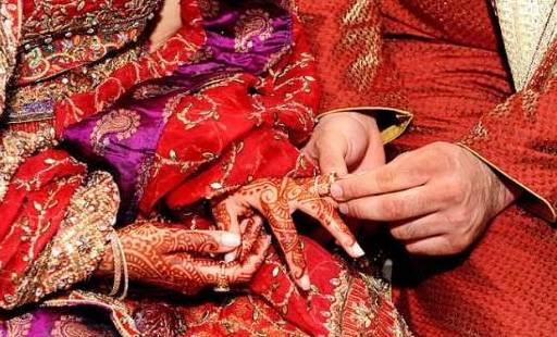 全球最“奇葩”的国家，女性出嫁时要在手掌绘图案，原因令人心疼