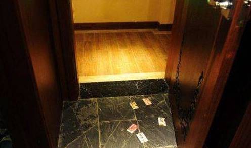 入住酒店时，遇到有人塞“小卡片”，最好和前台申请退房！