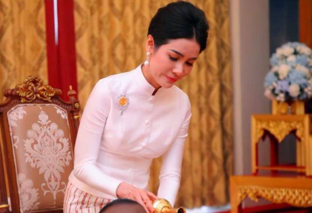 诗妮娜自从深得泰王的宠爱,穿衣风格也发生了大转变
