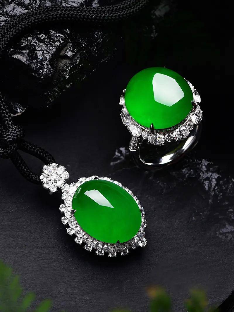 果阳绿翡翠辣绿辣绿翡翠翠色浓郁,色泽鲜艳,亮眼吸睛.