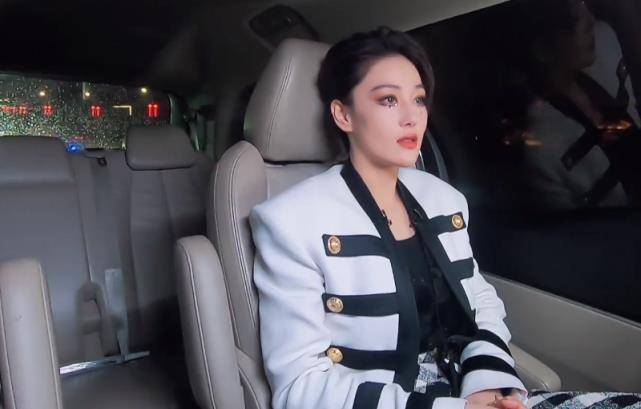 张馨予遭淘汰哭花妆,节目组故意放大镜头,救场方式让导演懵了