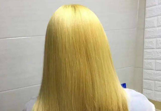 1. 今天，老婆去理发店染了黄色的头发，回来问老公好不好看，老公说太丑