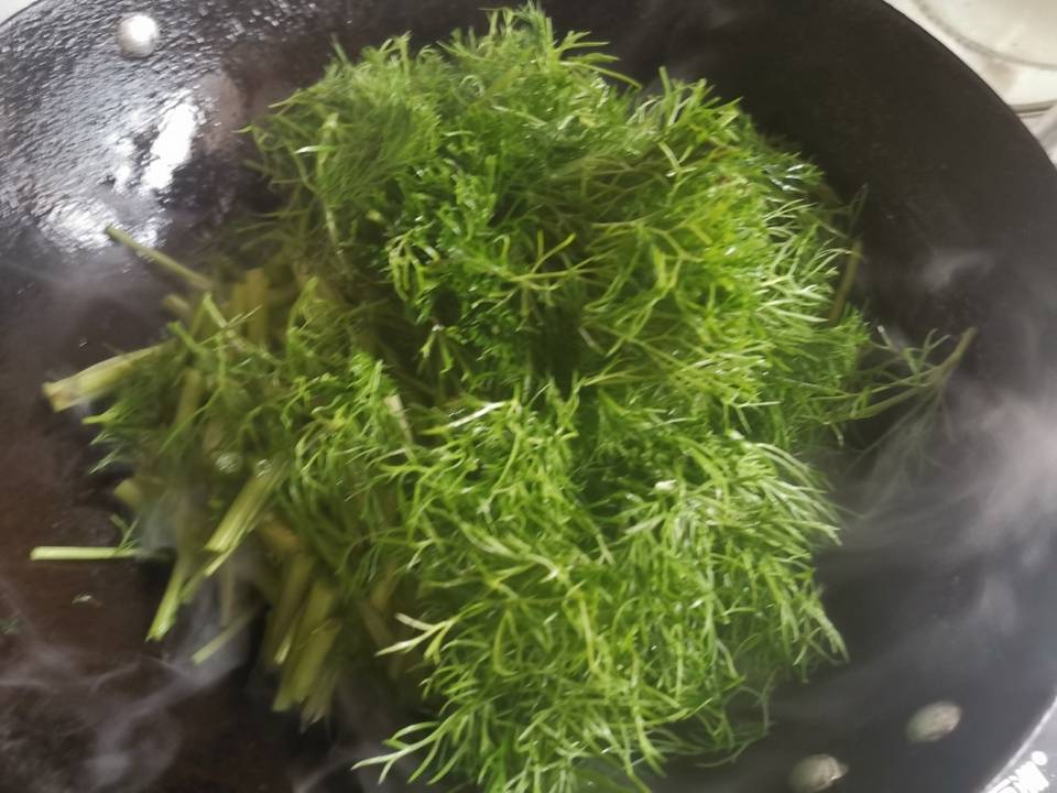 第五步:倒入茴香苗煸炒,茴香苗属于蔬菜煸炒的时候改成大火.