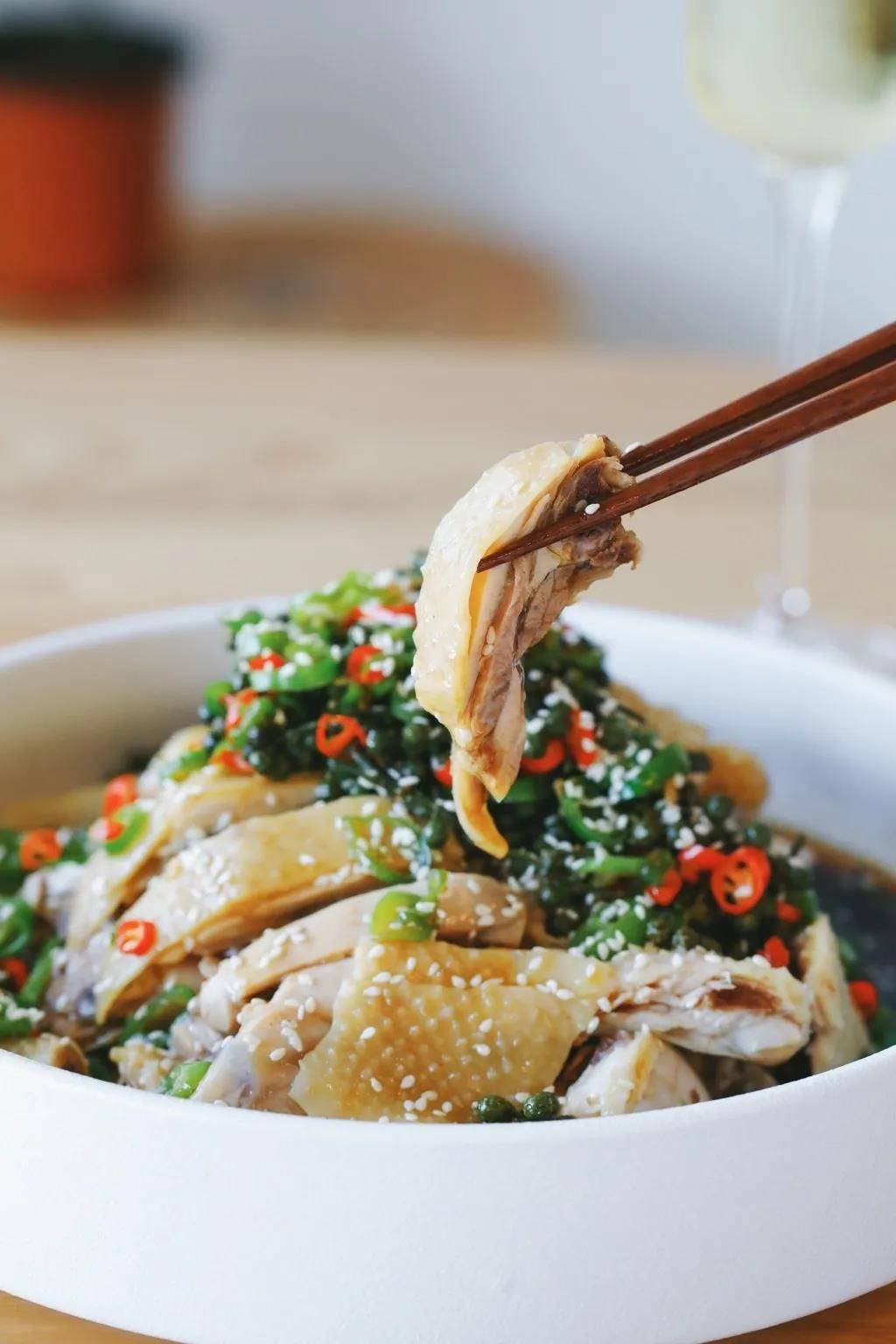 在家自制椒麻鸡下酒麻辣鲜香易撕入味春日的绝佳开胃美食