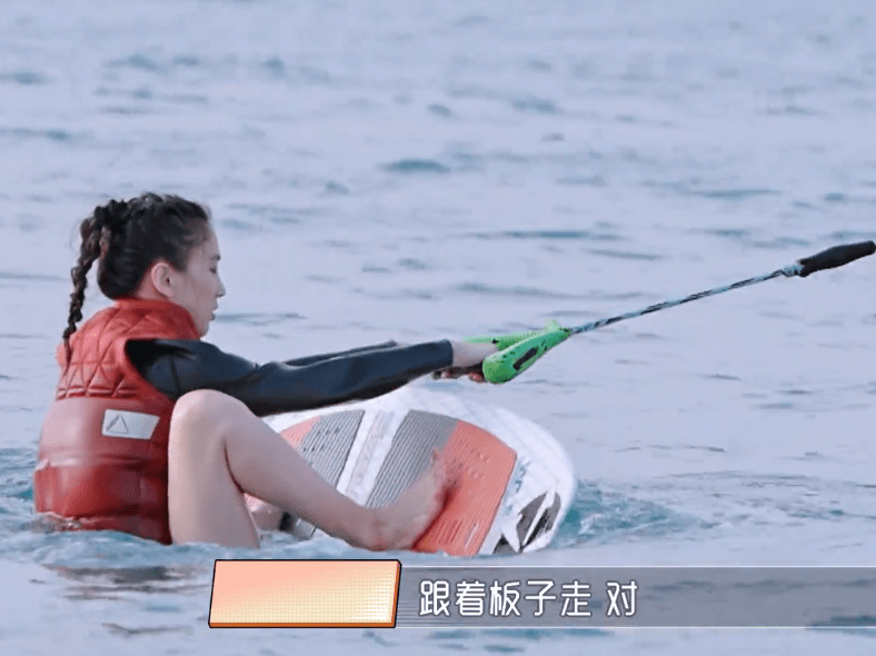 黄圣依三亚冲浪翻车,身材却引发网友热议:这是两个孩子的妈?_杨子