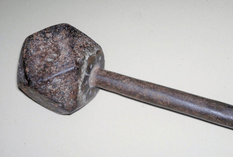 古代战场战锤,为何西方的喜欢带尖刺,中国的却只做成带棱蒜瓣?_锤头