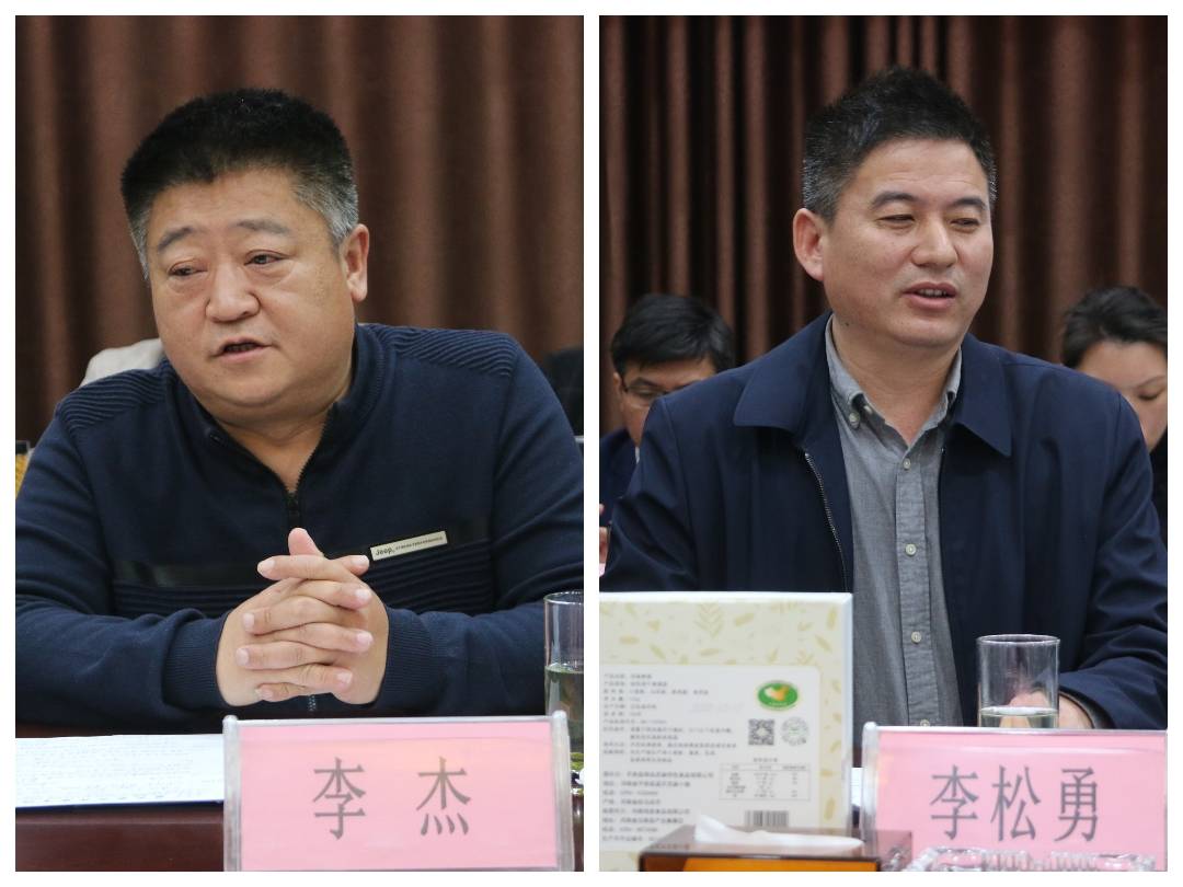 蓝天芝麻小镇董事长冯志合在致辞中对驻马店校友会筹备组成员的到来