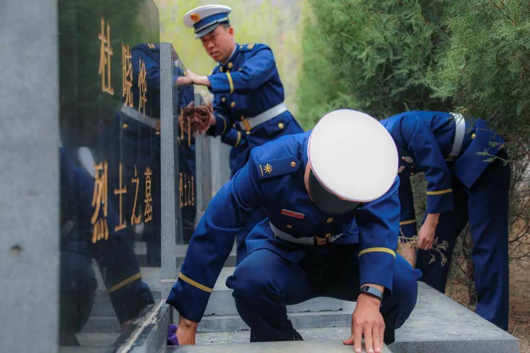 "杜晓烨烈士是我们的好战友,可他弟弟还从来没有去过消防队.