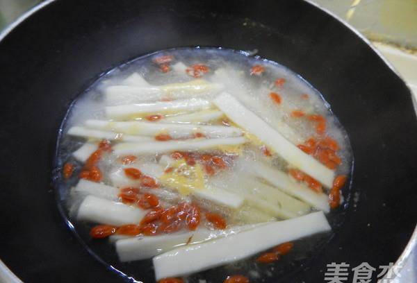 放水里泡一泡4.把泡好的山药放水里煮5.在加入枸杞6.大约煮十分钟7.煮好的