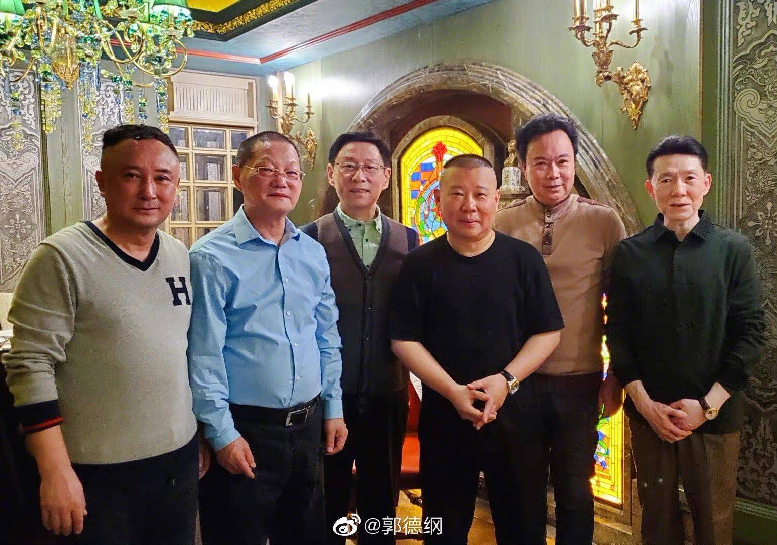 原创郭德纲晒观众捧场照巧妙回应侯耀华何云伟祭拜侯耀文风波