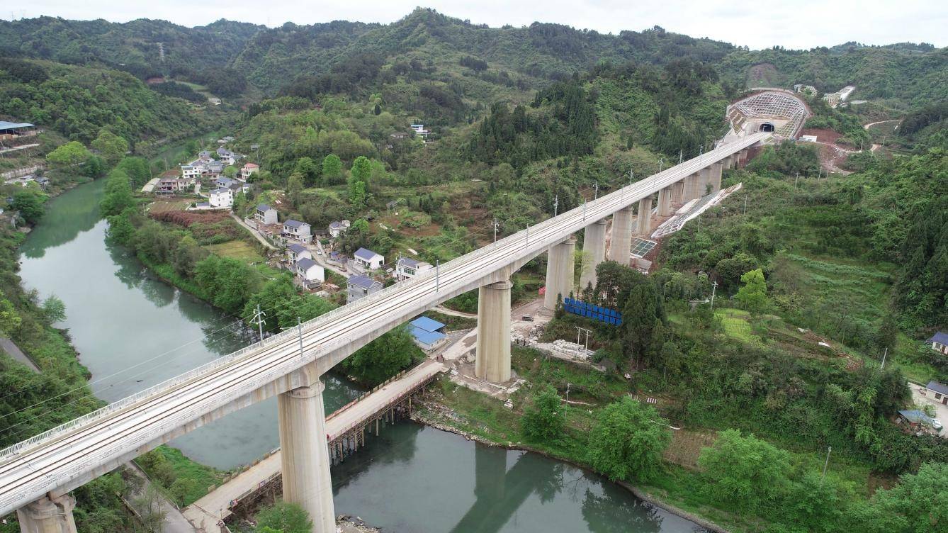 中铁上海工程局张吉怀铁路7标铺轨完成