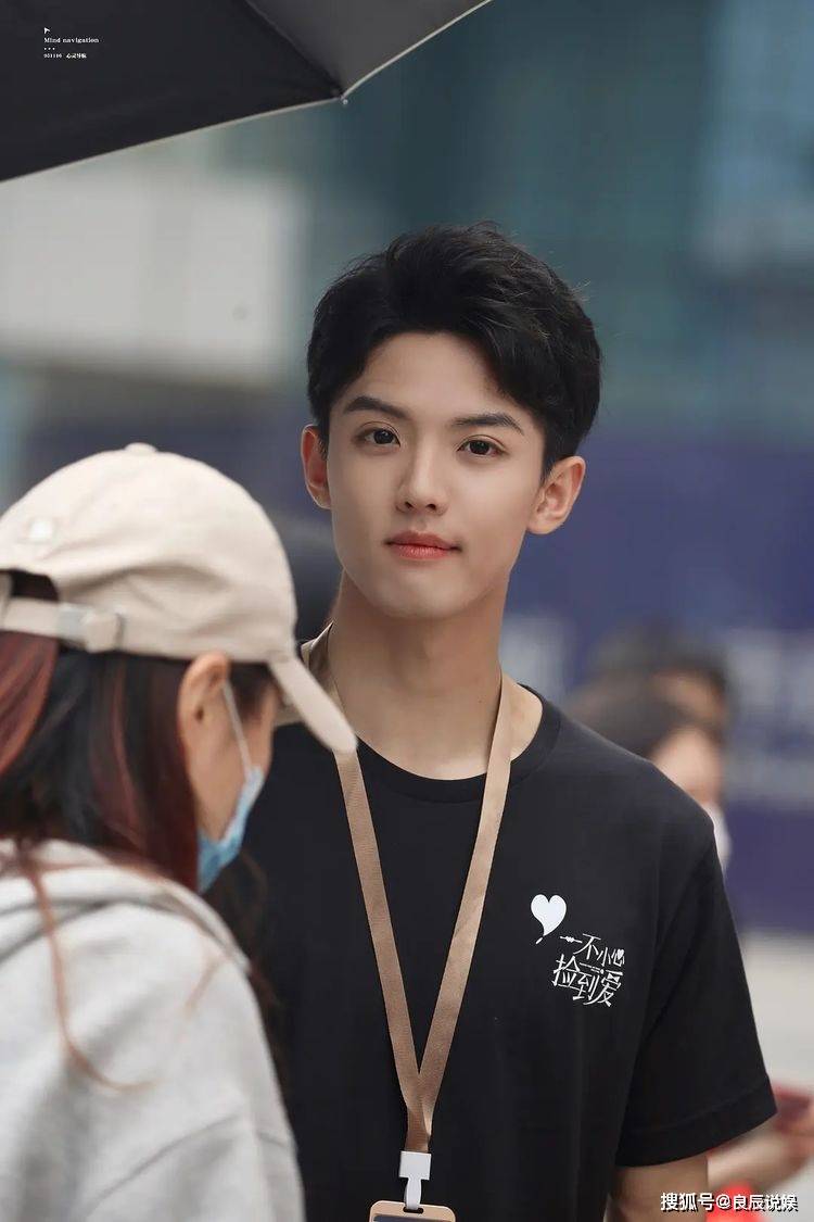 22岁英年早婚为挣学费进入娱乐圈他活成了小说里的男主角