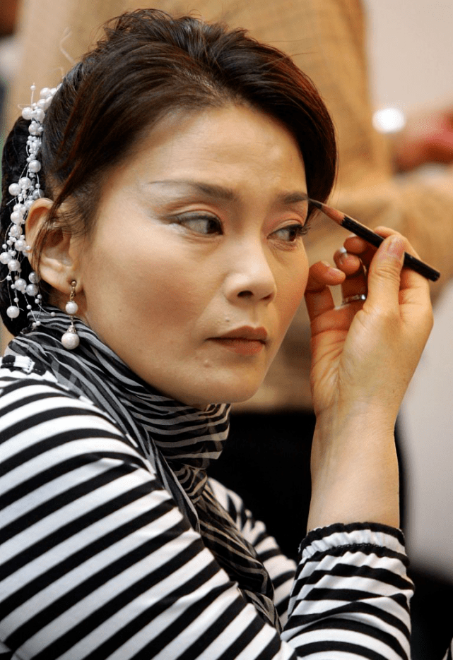 潘虹不算漂亮,却美了一辈子,老了气质身材均很好!